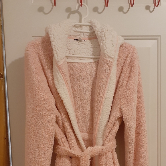 Robe - Picture 2 of 5